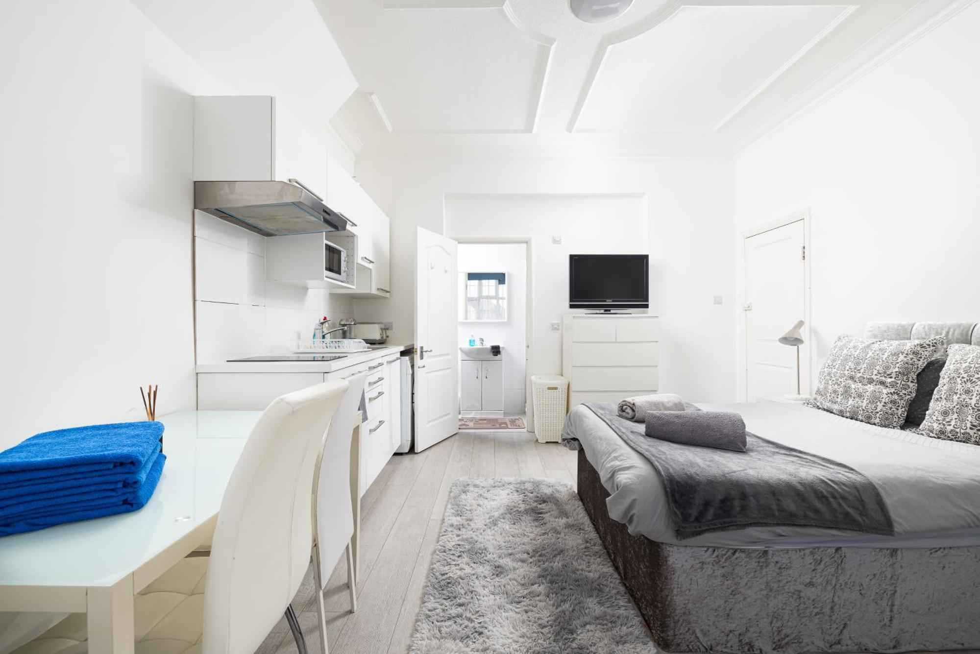 Bright On Golders Road Apartment